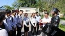 IIV respublika trening markazi xodimlari ochiq eshiklar kunida bishkeklik maktab oʻquvchilari bilan suhbatlashmoqda, 2018-yil may oyida olingan surat. (Qirgʻiziston IIV)