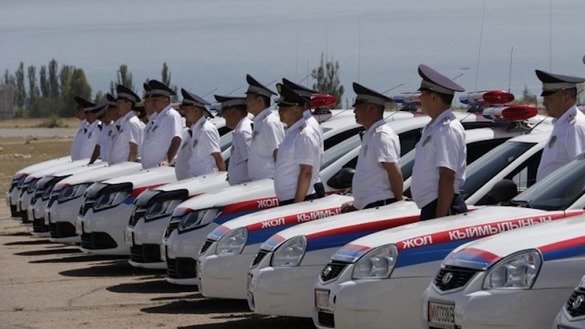 Ўтган йилнинг июль ойида Бишкек кўчаларига чиқиш олдидан саф тортган Қирғизистон патруль хизмати ходимлари. (Қирғизистон ИИВ)