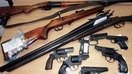 Нур-Султонликлар томонидан топширилган қуроллар, 10 май куни олинган сурат. (Қозоғистон ИИВ)
