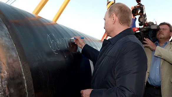 Россия президенти Владимир Путин 2014 йилда Россияда газ қувурини очиб бермоқда. 2009 йилда нарх борасидаги тортишувлар ортидан Туркманистон-Россия муносабатлари совуқлашди, ўшанда номаълум портлаш сабабли Туркманистондан Россияга газ етказиб берувчи Марказий Осиёнинг асосий линиясига шикаст етган. Туркманистон ҳукумати портлашда «Газпром»ни айблаган. (Кремль)