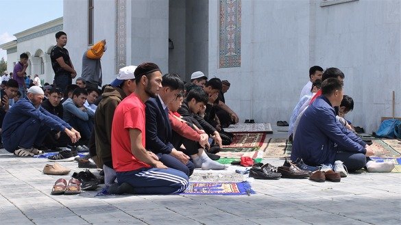 Muslims pray outside the walls of the central mosque in Taraz on May 17. [Aydar Ashimov]