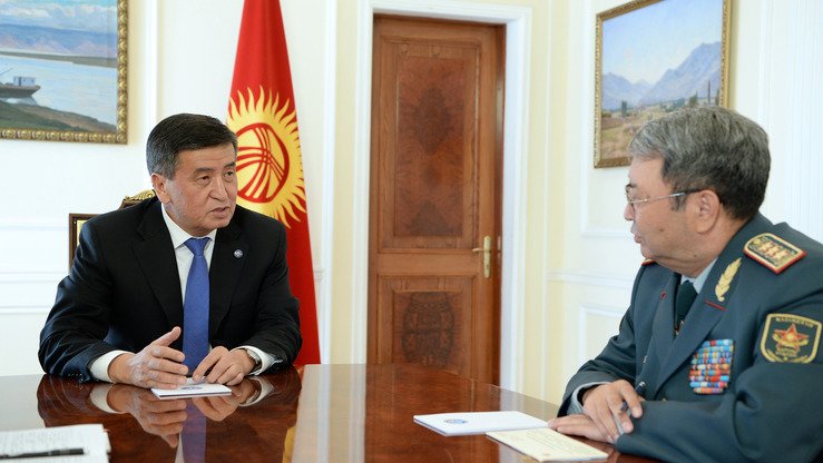 Qirgʻiziston prezidenti Sooronbay Jeyenbekov oʻtgan yilning 25-iyul kuni Bishkekka tashrif bilan kelgan Qozogʻistonning oʻsha vaqtdagi mudofaa vaziri Saken Jasuzakovni qabul qilmoqda. (Qozogʻiston mudofaa vazirligi)