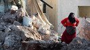 Женщина стоит посреди развалин здания, разрушенного во время воздушных атак России, в городе Кафр-Набаль в удерживаемой повстанцами провинции Идлиб. 20 мая 2019 г. [Омар Хадж Кадур/АФП]