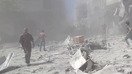 Снимок экрана из видеоролика местного жителя, на котором показана сцена паники и хаоса считанные минуты спустя после того, как российский бомбардировщик разрушил жилое здание в сирийской провинции Идлиб 26 мая. [Фото из архива]