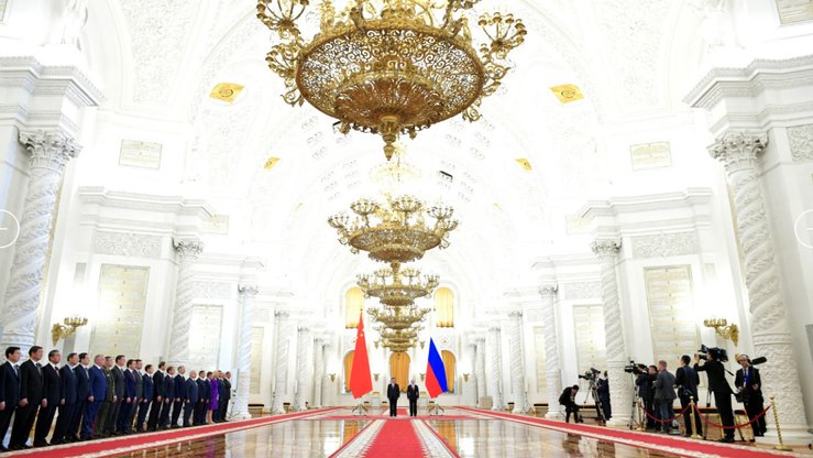 5-iyun kuni Kremlning Moskvada boʻlib oʻtgan rasmiy kutib olish marosimi. Xitoy rahbari Si Tszinpin va Rossiya prezidenti Vladimir Putin – oʻrtada. (Kreml)