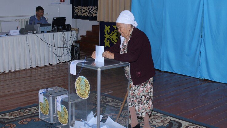 9-iyun kuni Tarazdagi saylov uchastkalaridan birida ovoz berayotgan ayol. (Aydar Ashimov)