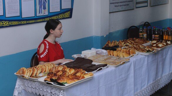 Baked sweets and soft drinks are provided at a polling station in Taraz on June 9. [Aydar Ashimov]