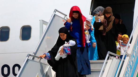 Женщины и дети прибыли в Узбекистан из Сирии в ходе операции «Добро» 30 мая 2019 года, аэропорт Ташкента. [Пресс-служба президента Узбекистана]