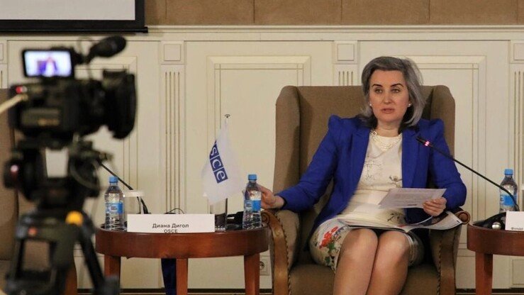 Нур-Султондаги ЕХҲТ дастурлари идораси раҳбари ўринбосари Диана Дигол 30 май куни Олмаотада бўлиб ўтган Интернет соҳасини ривожлантириш бўйича 10-Марказий Осиё йиллик форумида нутқ сўзламоқда. (Нур-Султондаги ЕХҲТ дастурлари идораси)