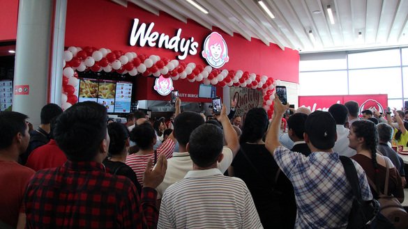 Американинг «Wendy's» тезкор овқатланиш ресторанлари тармоғи 18 июнь куни Тошкентда ўзининг дастлабки 2 та шахобчасини ишга туширди. (Максим Енисеев)