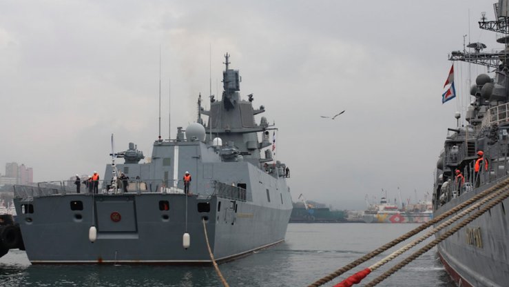 Vladivostokka kelib toʻxtayotgan Rossiya kreyseri, shu yilning yanvar oyi. Soʻnggi yillarda Rossiya harbiy dengiz floti bir qator fojiali halokatlarni boshdan oʻtkazdi. (Rossiya mudofaa vazirligi)