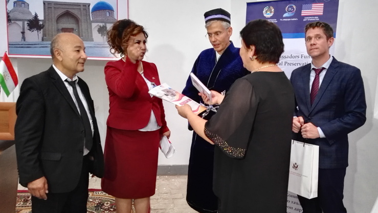 25-iyun kuni Konibodomdagi Oyim madrasasining ochilish marosimida AQSHning Tojikistondagi elchisi Jon Mark Pommershaymga choʻpon va doʻppi tuhfa qilindi. (Neʼmatullo Mirsaidov)