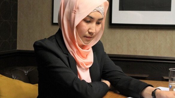 Aida Sarina BMT vakillariga videomurojatida Suriyada boshdan kechirgan mudhish hodisalarni soʻzlab bermoqda, sanasiz surat. (Sarinaning shaxsiy arxivi)