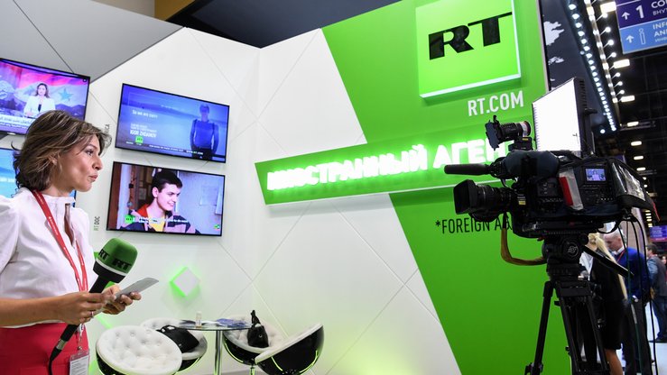 Давлатга қарашли RT телеканалининг 2018 йил 24 май куни Санкт-Петербургда ўтган Халқаро иқтисодий форумдаги стенди. (Кирилл Кудрявцев/AFP)