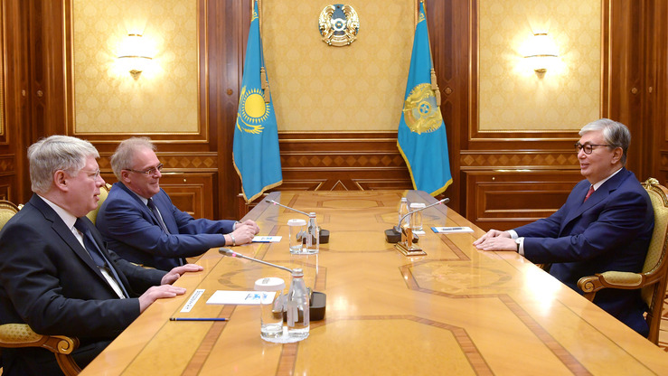 Qozogʻiston prezidenti Qosim-Joʻmart Toʻqayev (oʻngda) 10-iyun kuni Nur-Sultonda Rossiya elchisi Aleksey Borodavkin (chapda) bilan uchrashdi. (Qozogʻiston prezidentining matbuot xizmati)