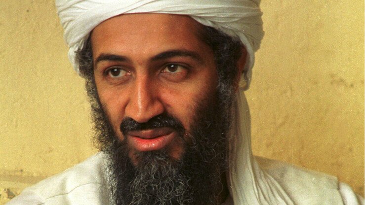 “Al-Qoida” sobiq yetakchisi Usoma bin Laden 2001-yil 11-sentyabrda AQSHda sodir etilgan teraktlar uchun javobgarlikni zimmasiga olgan. U 2011-yili Pokistonda Amerika maxsus qoʻshinlari tomonidan oʻldirilgach, Hamza guruh vorisiga aylangan edi. (Fayl)