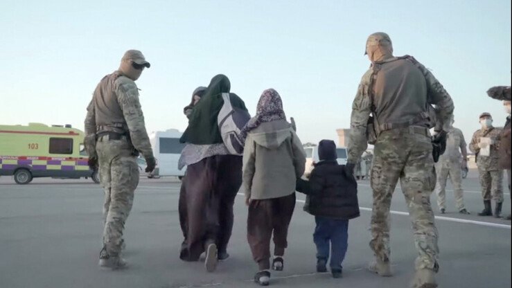 Shu yil boshida fuqarolarni vataniga qaytarish operatsiyasi chogʻida oilalardan birini kuzatib borayotgan Qozogʻiston harbiylari. (Fayl)