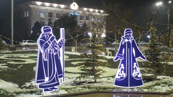 New Year's displays depict Grandfather Frost and his granddaughter the Snow Maiden. December 22, Taraz. [Aydar Ashimov]