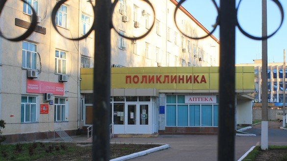 The gates of a clinic in Taraz are shown locked April 18. Patients have been advised to refrain from visiting doctors for chronic illnesses that do not require emergency care. [Aydar Ashimov]