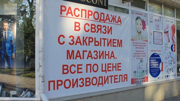 A sign for discounted items at a clothing and cosmetics store in Taraz can be seen April 18. In the final days before the quarantine took effect, store owners tried to sell their goods at discounted prices. [Aydar Ashimov]