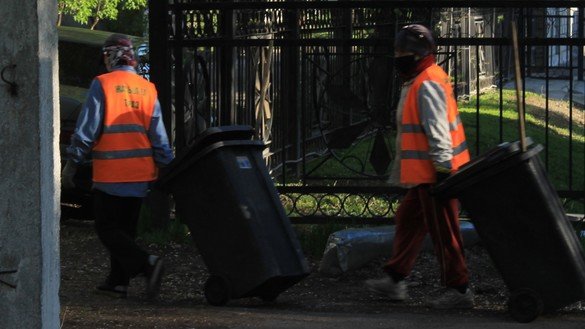 Работницы коммунальной службы убирают мусор во дворе многоквартирного дома. Тараз, 18 апреля. [Айдар Ашимов]