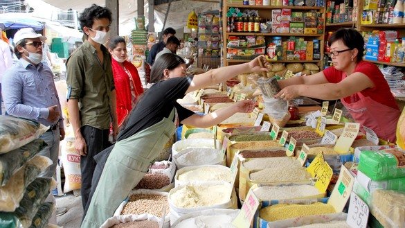 A food market can be seen in Bishkek on June 1. Supply disruptions due to the coronavirus have led to an increase in prices. For example, before the quarantine, top-grade flour cost about 1,200-1,250 ($16) KGS per bag. It now costs 1,500-1,700 KGS. ($20-$22).  [Maksat Osmonaliyev]