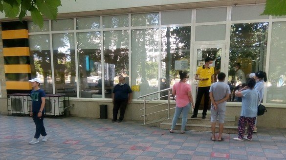 Люди ждут своей очереди возле салона мобильной связи. Внутрь пускают ограниченное число посетителей. Тараз, 27 мая. [Айдар Ашимов]