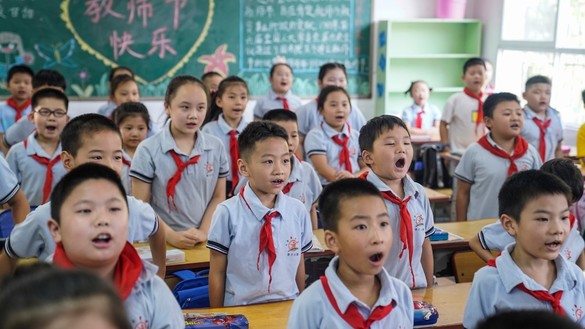 Ученики начальной школы в первый день нового семестра. Ухань, Китай, 1 сентября. [STR/AFP]