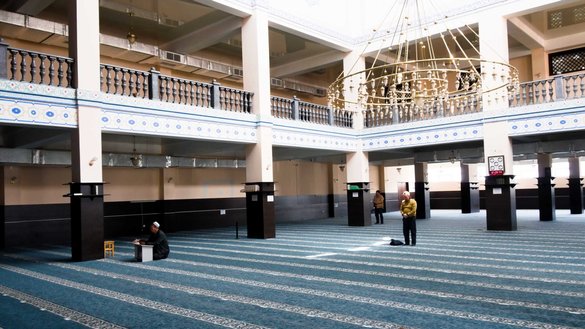 Мечеть Аламединского рынка. Из-за COVID-19 во время Рамадана мечеть посещает гораздо меньше верующих, чем обычно. Бишкек, 28 апреля. [Максат Осмоналиев/«Каравансарай»]
