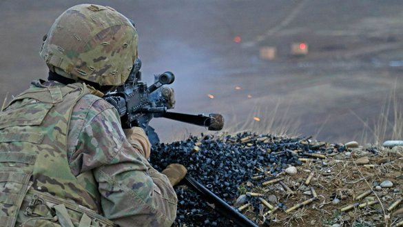 Солдат стреляет из пулемета M240B в ходе общевойсковых учений с боевой стрельбой на полигоне Вазиани в Грузии, 5 декабря 2018 г. [Министерство обороны США]