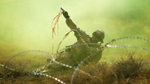 Американский солдат участвует в квалификационных учениях с боевой стрельбой между американскими и грузинскими войсками на полигоне Вазиани в Грузии 25 ноября 2018 г. [Министерство обороны США]