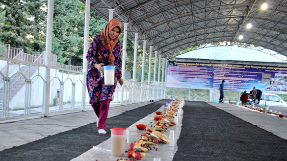 A Muslim woman sets the 'dastorkhan' (tablecloth) for iftar June 2. [Maksat Osmonaliyev]