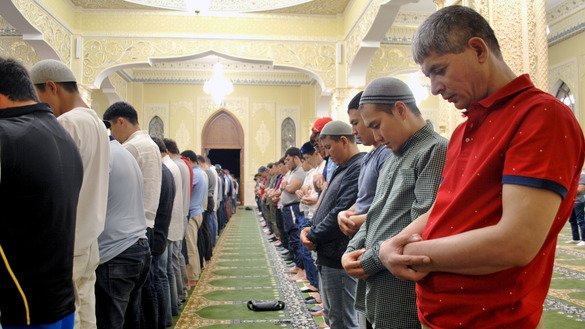 Muslims perform the tarawih prayer June 2. [Maksat Osmonaliyev]