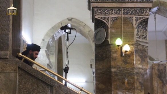 Лидер «Исламского государства» Абу Бакр аль-Багдади спускается с кафедры мечети ан-Нури в Мосуле после объявления о создании «халифата». Скриншот с видео от июня 2014 года.
