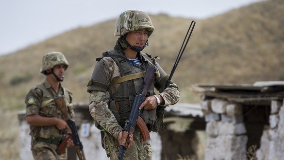 Казахстанские силы безопасности идут в наступление в ходе операции "Степной орел". В ней приняли участие инструкторы из Казахстана, Великобритании и США. [Павел Михеев]