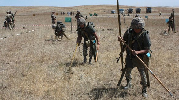 Sappers are shown drilling at the Otar military base. The exercise called for them to remove mines planted by hypothetical terrorists in several towns and on those towns' outskirts. [Kazakhstani Defence Ministry]