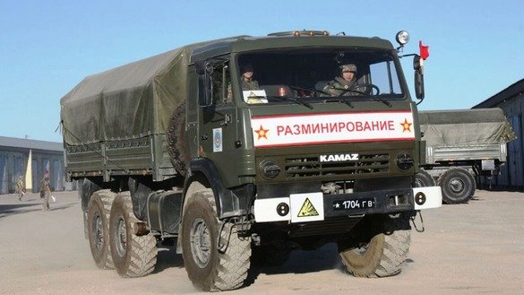 Kazakhstani sapper commanders had their own exercise at the Bereg training ground in Almaty Province August 22. Two sappers operate a truck. [Kazakhstani Defence Ministry]
