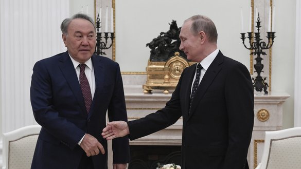 Rossiya prezidenti Vladimir Putin (o‘ngda) Qozog‘iston Prezidenti Nursulton Nazarboyev bilan 2017-yil, 27-dekabr kuni Moskvada, Kremlda bo‘lib o‘tgan uchrashuv chog‘ida. “Rossiya faqat hujjatlarda bizning strategik hamkorimiz”, deydi olmaotalik siyosiy tahlilchi Ruslan Jangaziy Karvonsaroy nashriga. “Aslida esa, Kreml biz bilan do‘stona munosabatda emas.” (Aleksander Nemenov/AFP)