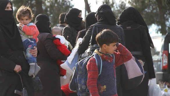 Sharqiy G‘utaning al-Qadam tumanidan ayollar va bolalar Idlib hududiga ko‘chirilmoqda. (Muhammad al-Beik fotosurati)