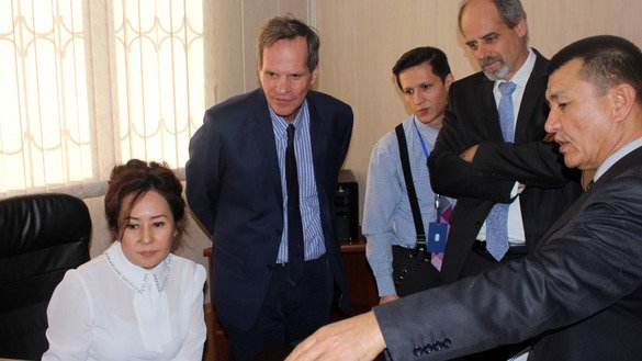 Яккасарой туманлараро суди ходимлари USAID ташкилотининг Марказий Осиёдаги минтақавий миссияси раҳбари Жорж Дейкунга (чапдан иккинчи) E-SUD тизими қандай ишлашини намойиш этишмоқда, Тошкент, 2016 йил. (UNDP)