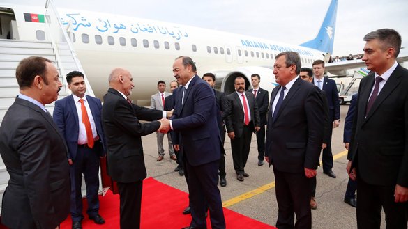 26-mart kuni Toshkent aeroportida O‘zbekiston bosh vaziri Abdulla Aripov Afg‘oniston prezidenti Ashraf G‘anini kutib oldi. (Afg‘oniston prezidenti saroyi)