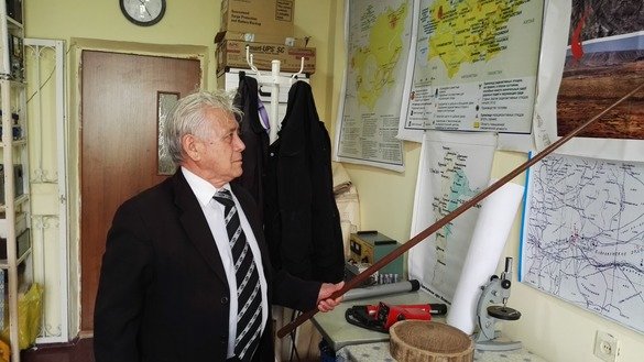 Хўжанд давлат университетининг эколог олими, физик Ҳотам Муртазоев Тожикистондаги ядровий чиқиндихоналар харитаси олдида. (Негматулло Мирсаидов)