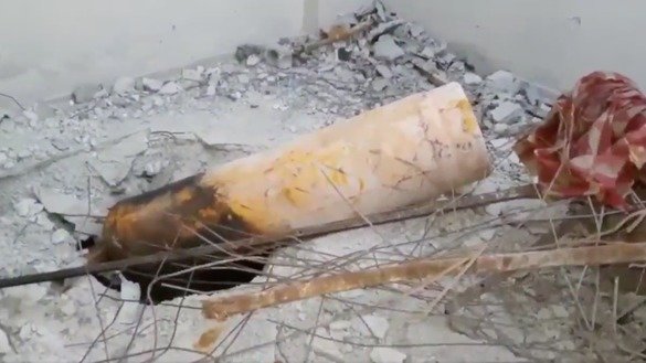 9 апрель куни Суриянинг Дума шаҳрида олинган видеода газсимон хлор билан тўлдирилгани тахмин қилинаётган снаряд кўрсатилган. Ҳужум натижасида тинч аҳоли вакилларидан 40 нафари ҳалок бўлган, 500 дан ортиғи касалхонага ётқизилган. Снаряд қурбонлар фото ва видеотасвирга олинган бино ичида бўлган. Кейинроқ, россиялик ҳарбий маслаҳатчилар ушбу бинода бўлиб, «кимёвий қурол белгилари топилмаганини» маълум қилганлар. (Оқ дубулғалилар)