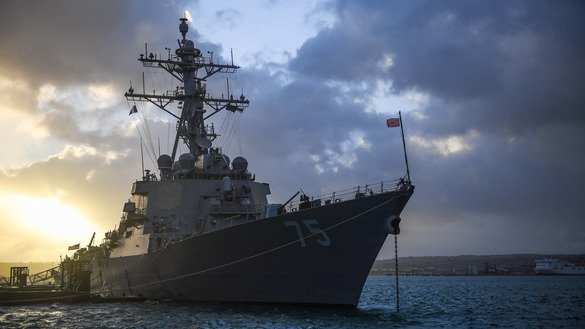 USS Donald Cook бошқарилувчи ракеталар ташувчи кемаси Франциянинг Шербур шаҳридаги док-станцияга кириш пайтида. Айни пайтда кема Суриядан ҳужум қилса бўладиган масофада турибди. (Жамоатчилик билан алоқалар бўйича биринчи тоифали мутахассис Терон Ж. Годболд / АҚШ Ҳарбий-денгиз кучлари)