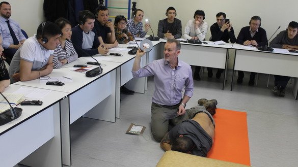 Стивен Колби учит казахстанских медиков останавливать кровотечение при проникающих ранениях с помощью специального скотча и марлевого тампона. [Айдар Ашимов]