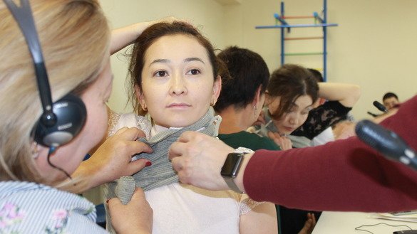 Шифокорлар қўлтиқости яраланишда (бандаж жароҳатланган шахснинг бўйнигача борган) боғлаш усулларини ўрганмоқдалар. (Айдар Ашимов)