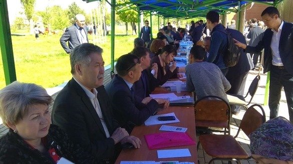 Hukumat ish taklif qilish va janubdan shimolga ko‘chish afzalliklarini tushuntirish uchun mehnat yarmarkalari o‘tkazish orqali ushbu dasturni ommalashtirmoqda. 20-aprel kuni Chimkentda bo‘lib o‘tgan ana shunday yarmarkada 100 dan ortiq bo‘sh ish o‘rinlari taklif etildi. (Shimoliy Qozog‘iston viloyati hokimiyati)
