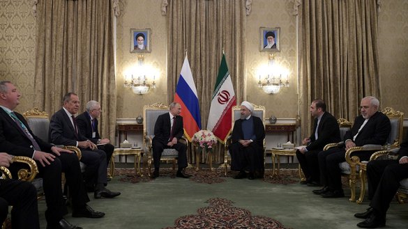 Rossiya prezidenti Vladimir Putin va Eron prezidenti Hasan Ruhoniy Suriya, Yaman va Afg‘onistonga oid masalalar bo‘yicha ikki mamlakat hamkorligini muhokama qilish maqsadida 2017-yilning noyabr oyida Tehronda o‘z vakillari bilan uchrashdilar. (Kreml)