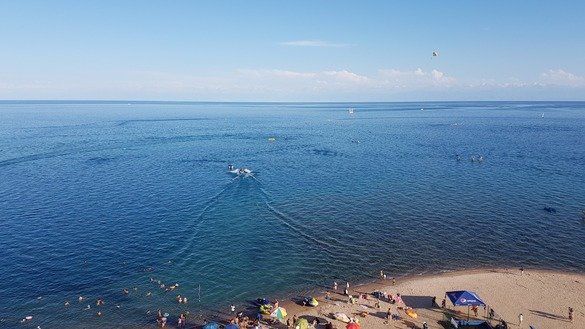 Бўзтери қишлоғидаги «Золотые пески» пансионатининг дам олувчилари, Иссиқкўл, 2017 йил, июнь ойи. (Арман Калиев)