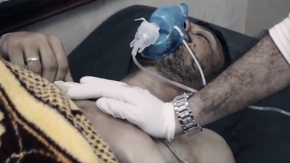 2017-yilning 4 aprel kuni zarin gazi bilan to‘ldirilgan snaryadlar hujumidan so‘ng, Idlib viloyatidagi muxolifat nazoratida bo‘lgan Xon Shayxun shahrida bemorga yordam ko‘rsatilmoqda. Hujum 83 kishining hayotiga zomin bo‘ldi. (Bashir al-Bassam taqdim etgan surat)